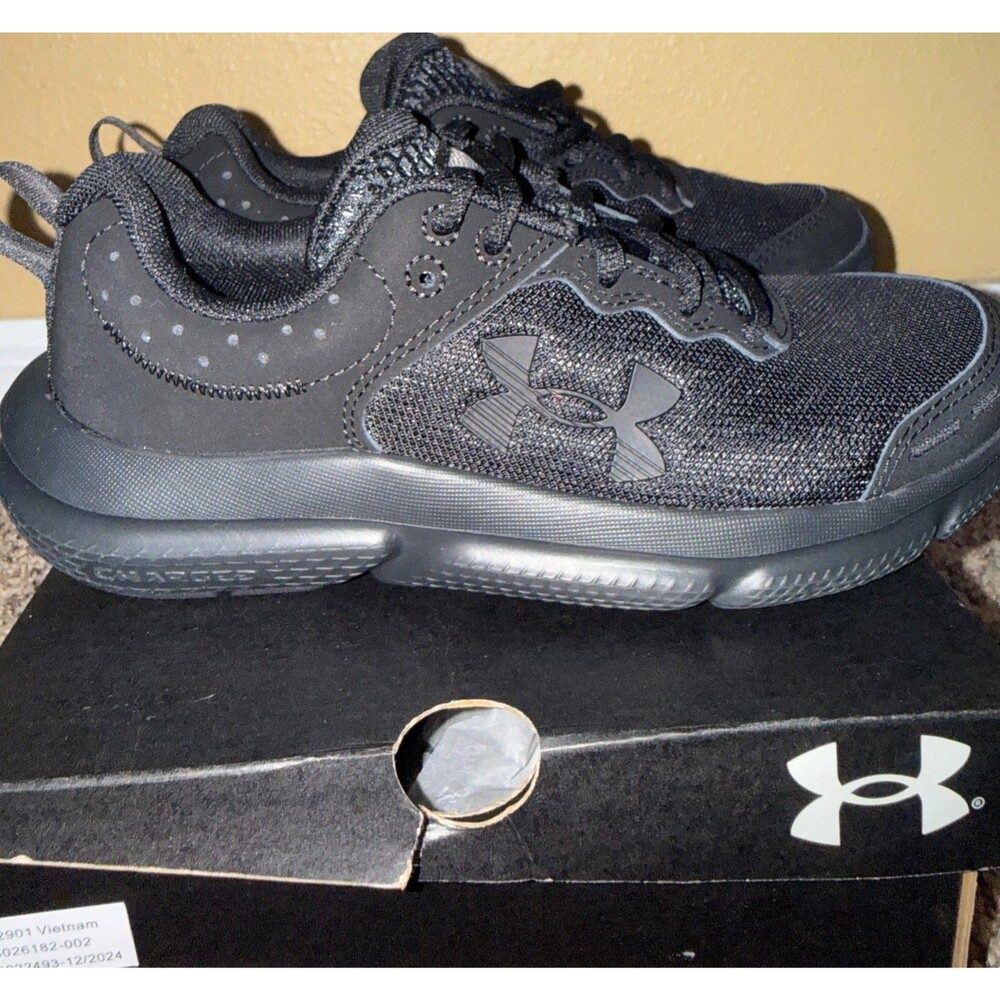 NWB Size 4Y Solid Black Under Armour Boys Grade School Assert 10 Shoes Kids